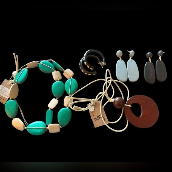Jewelry - New, Bundle Holiday jewelry 3 pair earrings, 2 necklaces